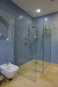 מקלחון פינתי ללא דלת