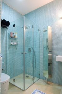 מקלחון פינתי בשילוב מראה