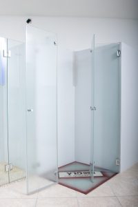 מקלחון פינתי עם דלתות הזזה