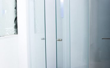 הבדל בין מקלחון חזית לבין מקלחון פינתי