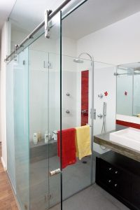 מקלחון פינתי עם דלת