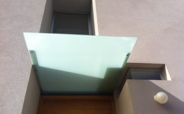 גגון זכוכית מעוצב, גגון לדלת כניסה , גגון כניסה לבית