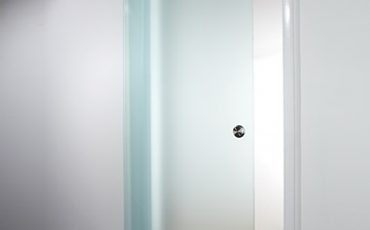 ארונות הזזה בשילוב זכוכית למראה מעוצב ומיוחד במינו