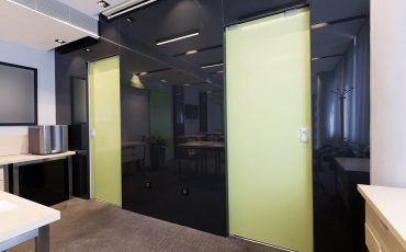 דלתות פנים מזכוכית למשרדים