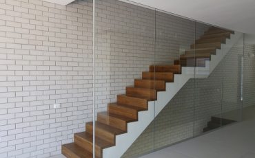 התאמה אישית למעקה זכוכית