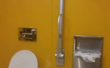 חיפוי קיר בשירותי תחנת דלק