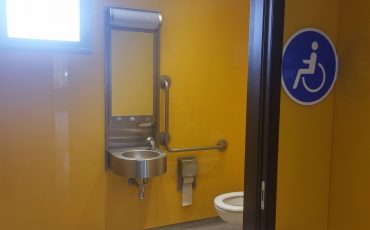 חיפוי קירות שירותים