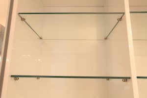 מדפי זכוכית