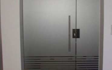 מחיצת זכוכית, דלתות זכוכית, קיר זכוכית