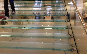 מעקה זכוכית