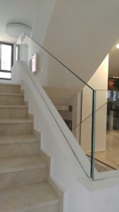 מעקות זכוכית