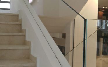 מעקות זכוכית