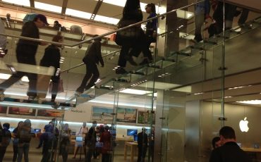 מעקה זכוכית במדרגות חנות