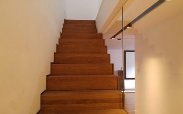 מעקה זכוכית בשילוב מדרגות עץ