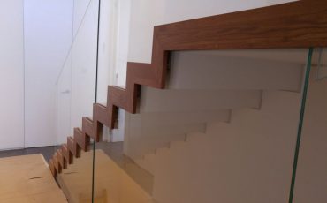 מעקה זכוכית בשילוב עץ