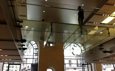 מעקה זכוכית בשילוב רצפת זכוכית כפולה