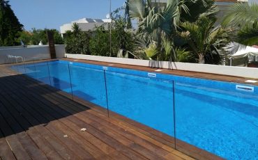 מעקה זכוכית לבריכה