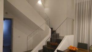 מעקות זכוכית