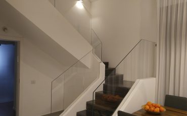 מעקות זכוכית