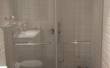 מקלחון זכוכית