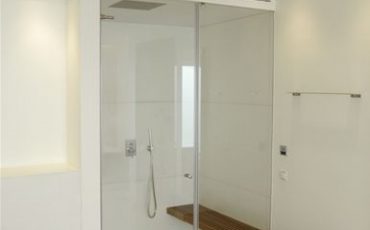 מקלחון עם דלת זכוכית כפולה