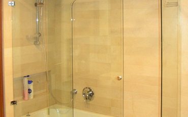 מקלחון-שכולו-מזכוכית-עם-דלת-הזזה-ומסילה-מזכוכית-בחיתוך-CNC