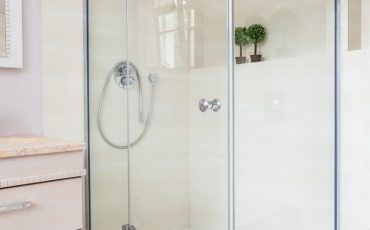 מקלחונים פינתיים מזכוכית