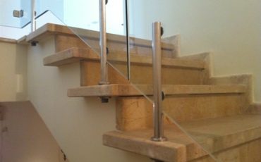 מעקה זכוכית