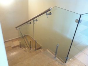 מעקה זכוכית