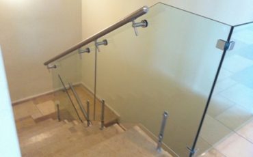 מעקה זכוכית