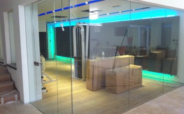 מחיצת זכוכית, קיר זכוכית