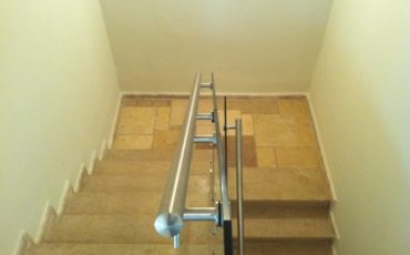 תצלום עליון של מעקות זכוכית