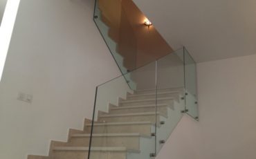 מעקה מיוחד מזכוכית