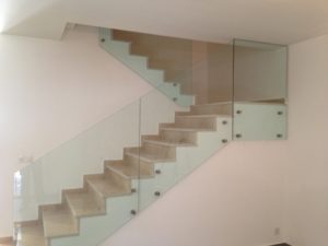 מעקה מיוחד מזכוכית