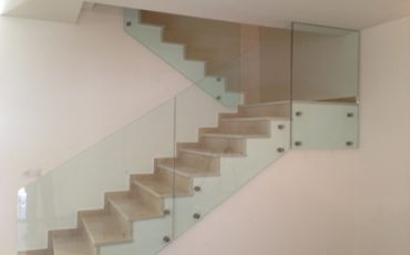 מעקה מיוחד מזכוכית