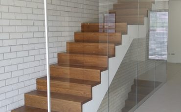 עיצוב מעקות זכוכית