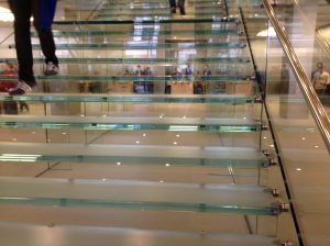 מדרגות זכוכית