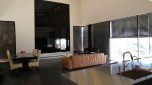 טרנדים עיצוביים עם זכוכית בבית