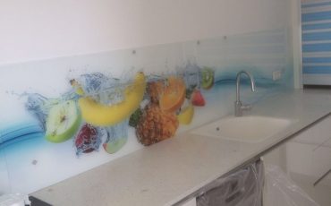 עיצוב המטבח בזכוכית בצבעים המודרניים